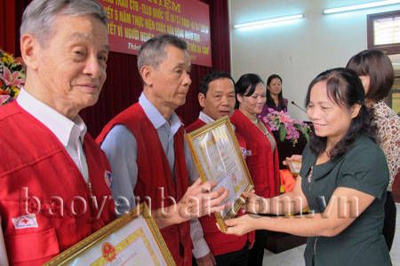 Đồng chí Phó chủ tịch UBND Thành phố Yên Bái trao giấy khen cho các tập thể có thành tích xuất sắc.