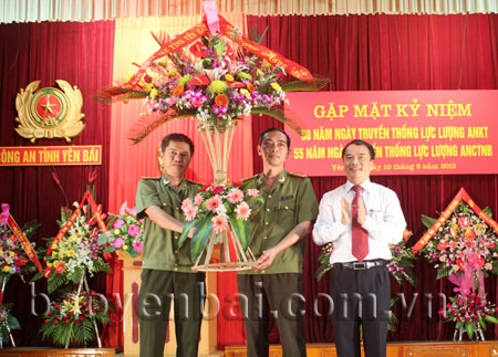 Đồng chí Hoàng Xuân Nguyên - Phó chủ tịch UBND tỉnh Yên Bái tặng  lẵng hoa cho lãnh đạo hai phòng nhân lễ kỷ niệm.