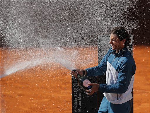 Nadal ăn mừng chức vô địch Madrid Open 2013.