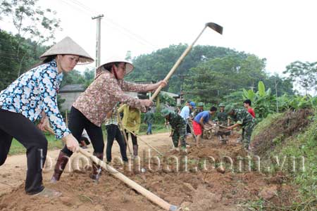 Cán bộ, chiến sỹ Trung đoàn 121 cùng nhân dân địa phương tham gia làm đường giao thông  xây dựng nông thôn mới.
