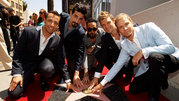 Backstreet Boys (từ trái sang) Howie Dorough, Kevin Richardson, A. J. McLean, Nick Carter và Brian Littrell trên đại lộ Danh vọng ở Los Angeles, California ngày 22-4.