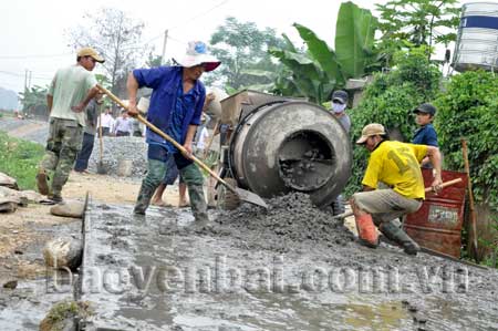 Người dân xã Thanh Lương tham gia làm đường GTNT.
