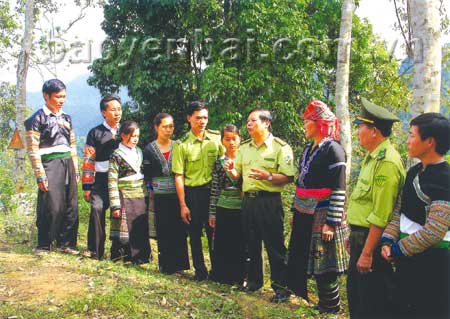 Đồng chí Nguyễn Quang Vinh (thứ 4, phải sang) - Chi cục trưởng Chi cục Kiểm lâm tỉnh trao đổi công tác bảo vệ rừng với đồng bào vùng cao trong tỉnh.