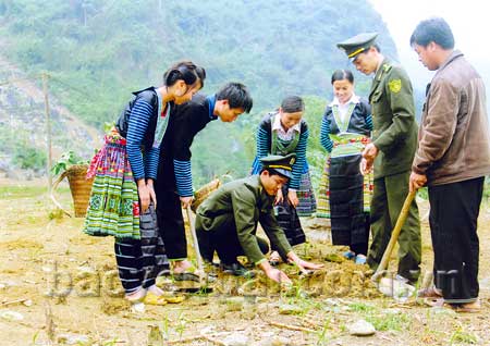 Cán bộ kiểm lâm huyện Văn Chấn hướng dẫn kỹ thuật trồng rừng cho đồng bào Mông xã Suối Bu, huyện Văn Chấn.
