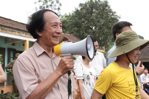 Đạo diễn Nguyễn Hữu Phần trên trường quay.
