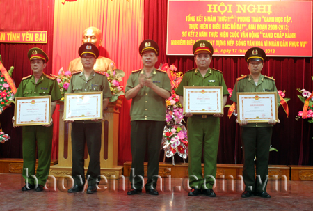 Đại tá Hoàng Văn Hoàn, Phó giám đốc Công an tỉnh trao Bằng khen của Bộ Công an cho các tập thể có thành tích xuất sắc 5 năm thực hiện cuộc vận động.