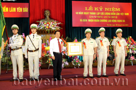 Được sự ủy quyền của Chủ tịch nước, đồng chí Hoàng Xuân Nguyên trao tặng Huân chương Lao động hạng Ba cho lực lượng Kiểm lâm Yên Bái.
