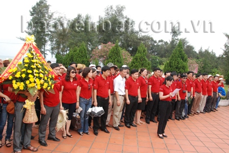 Lãnh đạo và tuổi trẻ các Báo Đảng dâng hương, báo công với Chủ tịch Hồ Chí Minh.

