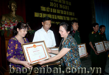 Đồng chí Ngô Thị Chinh trao bằng khen của UBND tỉnh cho các cá
nhân có thành tich xuất sắc.