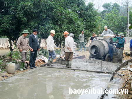 Nhân dân thôn Đát Rẻ, xã Vĩnh Kiên tự nguyện đóng góp tiền và công lao động để bê tông hóa đường liên thôn.
(nh: Đức Thành)
