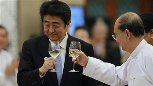 Thủ tướng Nhật Bản Shinzo Abe (trái) và Tổng thống Myanmar Thein Sein.