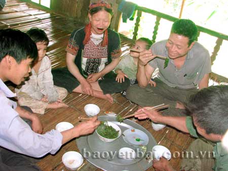 Bữa cơm chỉ có canh rau gia đình ông Trần Văn Thiểu ở thôn 11.