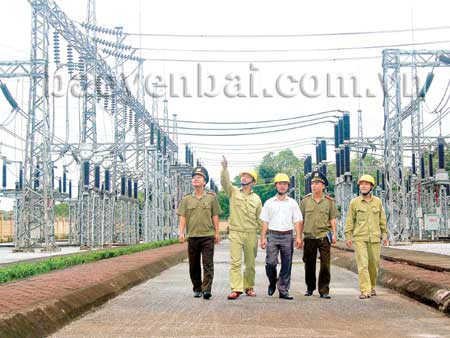 Cán bộ phòng An ninh kinh tế (Công an tỉnh Yên Bái) phối hợp kiểm tra an toàn hệ thống lưới truyền tải điện Tây Bắc.