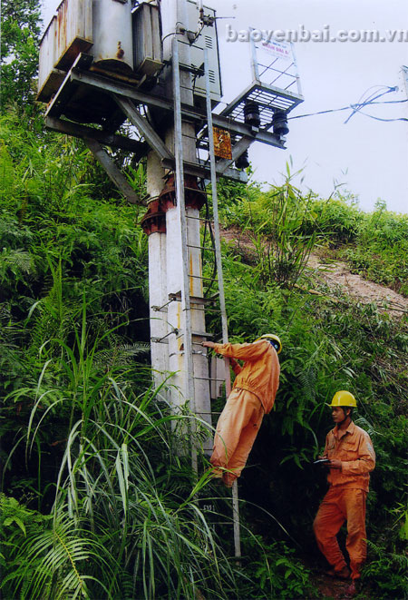 Công nhân Công ty Điện lực Yên Bái kiểm tra trạm biến áp điện dân sinh tại phường Đồng Tâm (thành phố Yên Bái).
(Ảnh: Linh Chi)