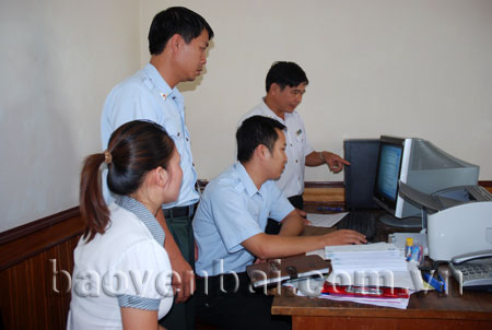 Cán bộ Thanh tra huyện Yên Bình trao đổi nghiệp vụ chuyên môn.
