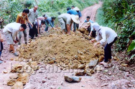 Người dân thôn Thiên Tuế chung sức làm đường giao thông nông thôn.