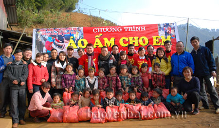 Câu lạc bộ “Vì đàn em thân yêu” tổ chức chương trình tặng quà mang tên “Áo ấm cho em” tại bản Suối Giao, xã Xà Hồ, huyện Trạm Tấu.