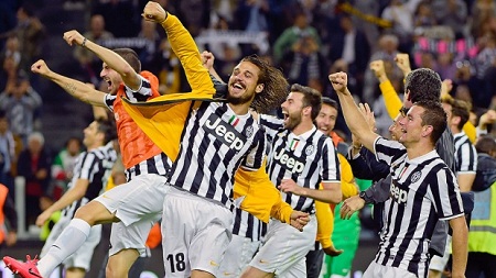 Các cầu thủ Juventus ăn mừng sau chiến thắng
