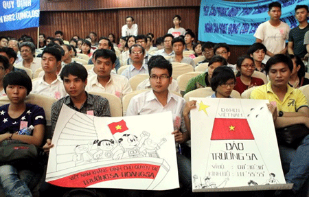 Míttinh phản đối Trung Quốc đặt giàn khoan Hải Dương-981 trái phép.