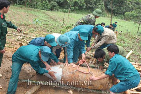 Lực lượng dân quân xã Đông Cuông, Văn Yên tiến hành đưa quả bom Mỹ tồn sót sau chiến tranh xuống hố chuẩn bị hủy nổ.
