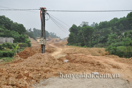 Một số công trình đường điện nằm trên tuyến đường tránh ngập thành phố Yên Bái chưa được giải phóng.