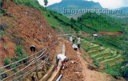 Những tuyến kênh mương có taluy cao gần đến chục mét ở xã Dế Xu Phình đòi hỏi nhiều công sức xây dựng.
