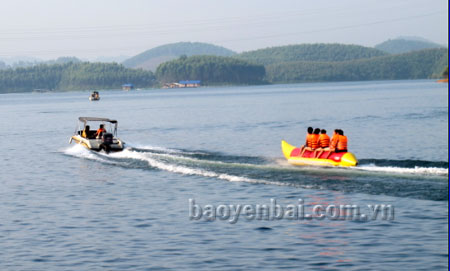 Hồ Thác Bà thu hút nhiều du khách đến thăm quan. (Ảnh: Hoài Văn)