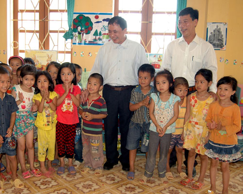 Đồng chí Phạm Duy Cường - Chủ tịch UBND tỉnh  thăm các cháu mẫu giáo Trường Mầm non xã Mông Sơn.

