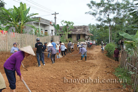 Người dân thôn Quảng Mạc, xã Yên Hợp làm đường giao thông nông thôn.