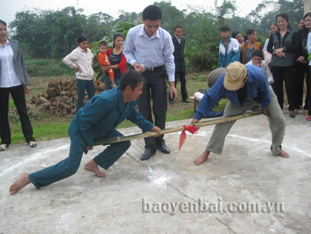 Thi đẩy gậy trong Ngày hội Đại đoàn kết toàn dân tộc ở xã Quy Mông (Trấn Yên).
