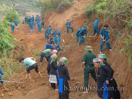 Lực lượng dân quân, tự vệ huyện Mù Cang Chải giúp người dân mở đường giao thông liên thôn bản.