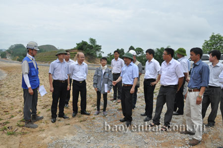 Đồng chí Hoàng Xuân Nguyên trao đổi với chủ đầu tư VEC và nhà thầu phương án thi công đường gom dân sinh.
