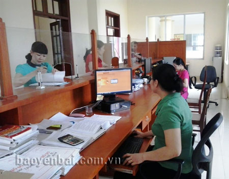Hoạt động giao dịch tại bộ phận “một cửa” Chi cục Thuế huyện Yên Bình.
