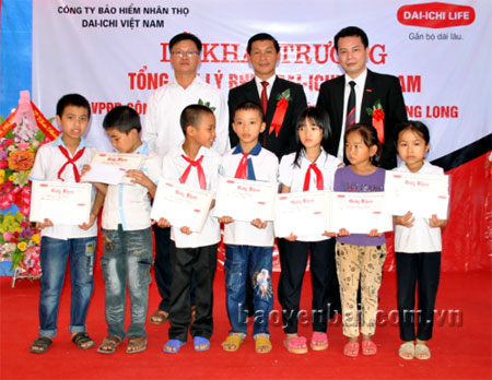 Dai-ichi Việt Nam trao 20 xuất học bổng cho học sinh nghèo hiếu học tại huyện Lục Yên.
