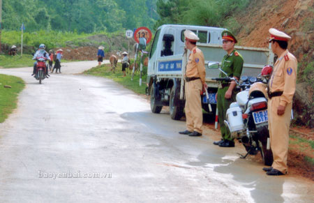 Lực lượng công an huyện Trạm Tấu thực hiện nhiệm vụ tuần tra, kiểm soát trên tuyến tỉnh lộ 174.

