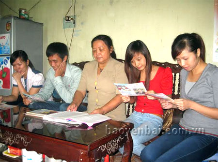 Các đoàn viên, thanh niên phường Nguyễn Phúc, thành phố Yên Bái tìm hiểu kiến thức phòng, chống ma túy.