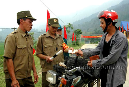 Lực lượng Công an xã Nà Hẩu kiểm tra giấy tờ của người điều khiển phương tiện giao thông.