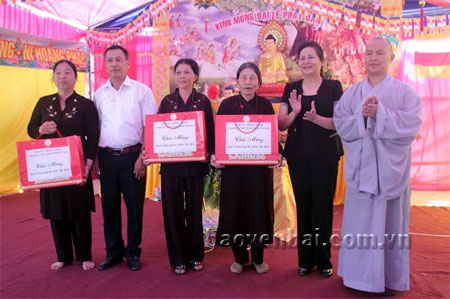Đồng chí Ngô Thị Chinh tặng quà Ban Trị sự Giáo hội Phật giáo 
huyện Văn Yên.