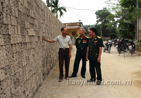 Lãnh đạo Hội Cựu chiến binh huyện Trấn Yên thăm xưởng gạch của gia đình ông Phan Tuấn Phúc ở xã Nga Quán.