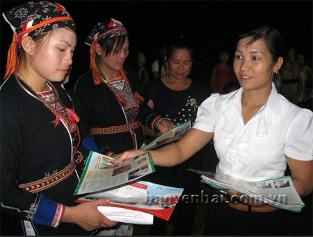 Cán bộ chuyên trách DS/KHHGĐ xã Quang Minh  tuyên truyền, vận động đồng bào Dao không tảo hôn và hôn nhân cận huyết thống.