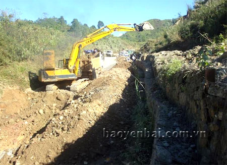 Ngành giao thông vận tải huy động các phương tiện khắc phục hậu quả bão lũ, bảo đảm giao thông thông suốt trong mọi tình huống.