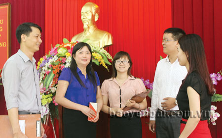 Học tập và làm theo tấm gương đạo đức Hồ Chí Minh đã tạo ra sự chuyển biến lớn về nhận thức và hành động của đội ngũ cán bộ, đảng viên.  (Trong ảnh: Cán bộ Kho bạc Nhà nước Yên Bái đã hàng trăm lần trả lại tiền thừa và bỏ quên của khách hàng).
