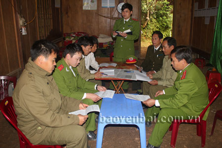 Một buổi giao ban của lãnh đạo Đội Xây dựng phong trào và Phụ trách xã về an ninh trật tự Công an huyện Trạm Tấu với Công an xã Trạm Tấu tại bản Tấu Dưới.