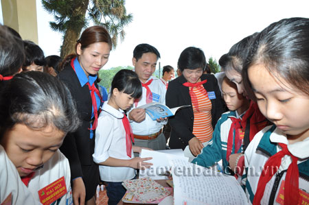 Các đại biểu và thiếu niên, nhi đồng tại Đại hội Cháu ngoan Bác Hồ huyện Trấn Yên năm 2015.
