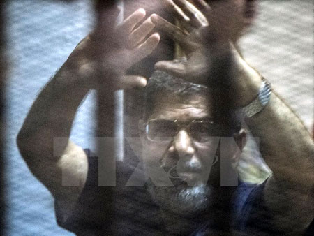 Tổng thống Ai Cập bị phế truất Mohamed Morsi tại phiên tòa ở Cairo ngày 16/5. (Nguồn: AFP/TTXVN)

