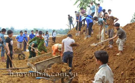 Đoàn viên, thanh niên huyện Văn Chấn luôn xung kích đi đầu trong các phong trào tình nguyện.

