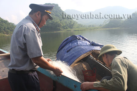 Cán bộ Chi cục Thủy sản tỉnh tuyên truyền, vận động ngư dân không sử dụng các dụng cụ đánh bắt mang tính hủy diệt để khai thác thủy sản.
