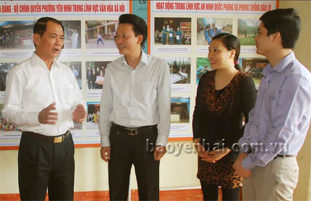Đồng chí Trần Công Thành - Phó bí thư Thường trực Thành ủy Yên Bái trao đổi với cán bộ phường Yên Ninh về công tác xây dựng Đảng hiện nay.