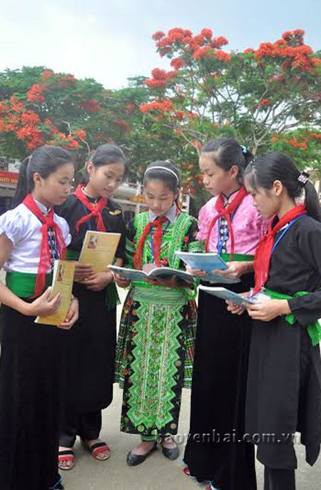 Các bé gái con em đồng bào dân tộc ít người ở Văn Chấn đều được đến trường.

