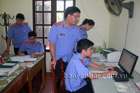 Lãnh đạo Viện Kiểm sát nhân dân huyện Văn Chấn chỉ đạo kiểm sát các vụ án hình sự.